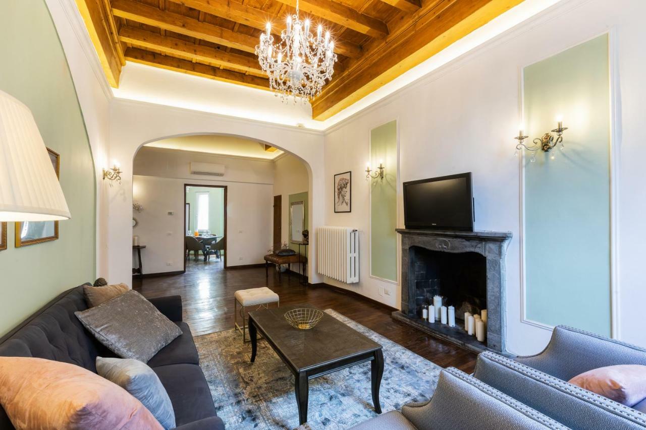 Historic Center Palace - Huge 4 Bedrooms Santa Croce Apartment - By LikehomeΦλωρεντία Εξωτερικό φωτογραφία