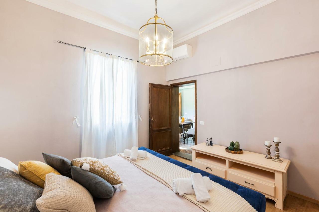 Historic Center Palace - Huge 4 Bedrooms Santa Croce Apartment - By LikehomeΦλωρεντία Εξωτερικό φωτογραφία