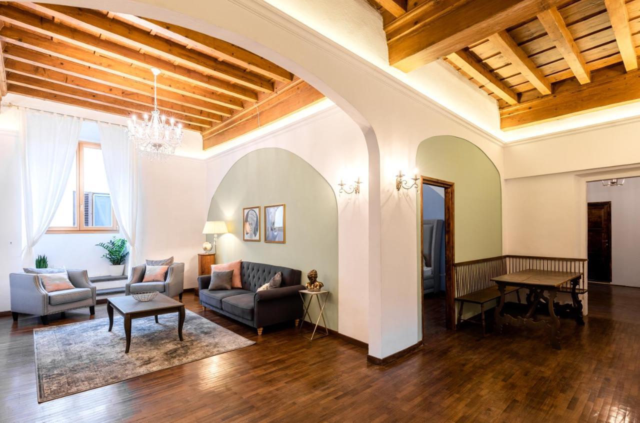 Historic Center Palace - Huge 4 Bedrooms Santa Croce Apartment - By LikehomeΦλωρεντία Εξωτερικό φωτογραφία