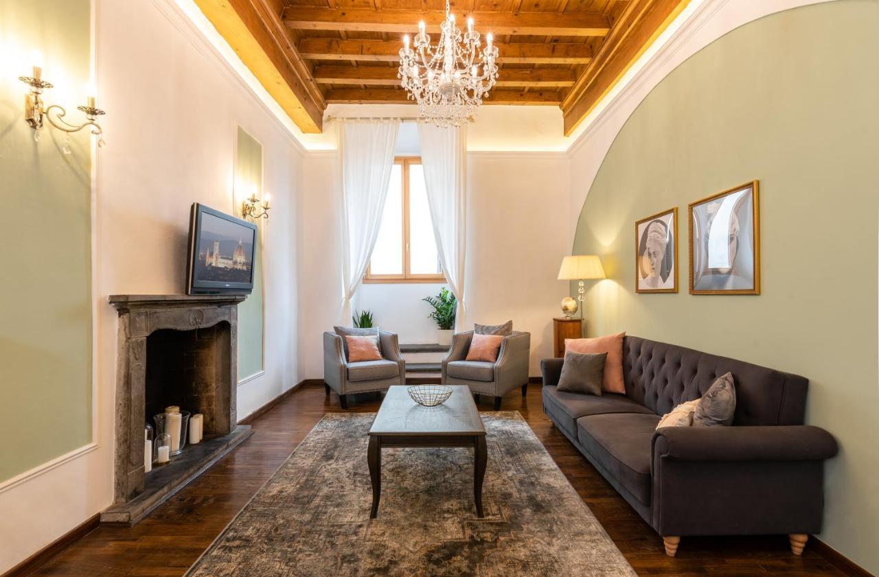 Historic Center Palace - Huge 4 Bedrooms Santa Croce Apartment - By LikehomeΦλωρεντία Εξωτερικό φωτογραφία