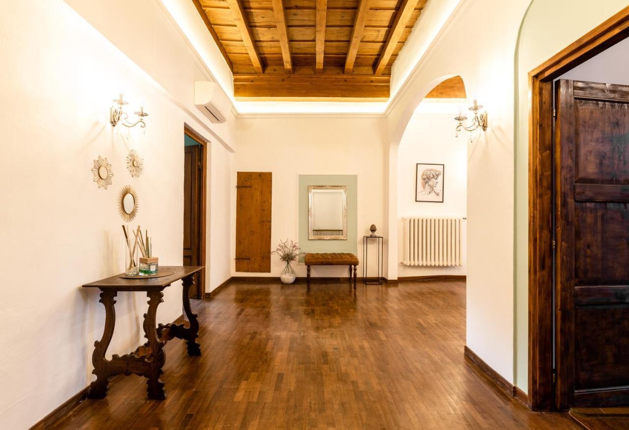Historic Center Palace - Huge 4 Bedrooms Santa Croce Apartment - By LikehomeΦλωρεντία Εξωτερικό φωτογραφία