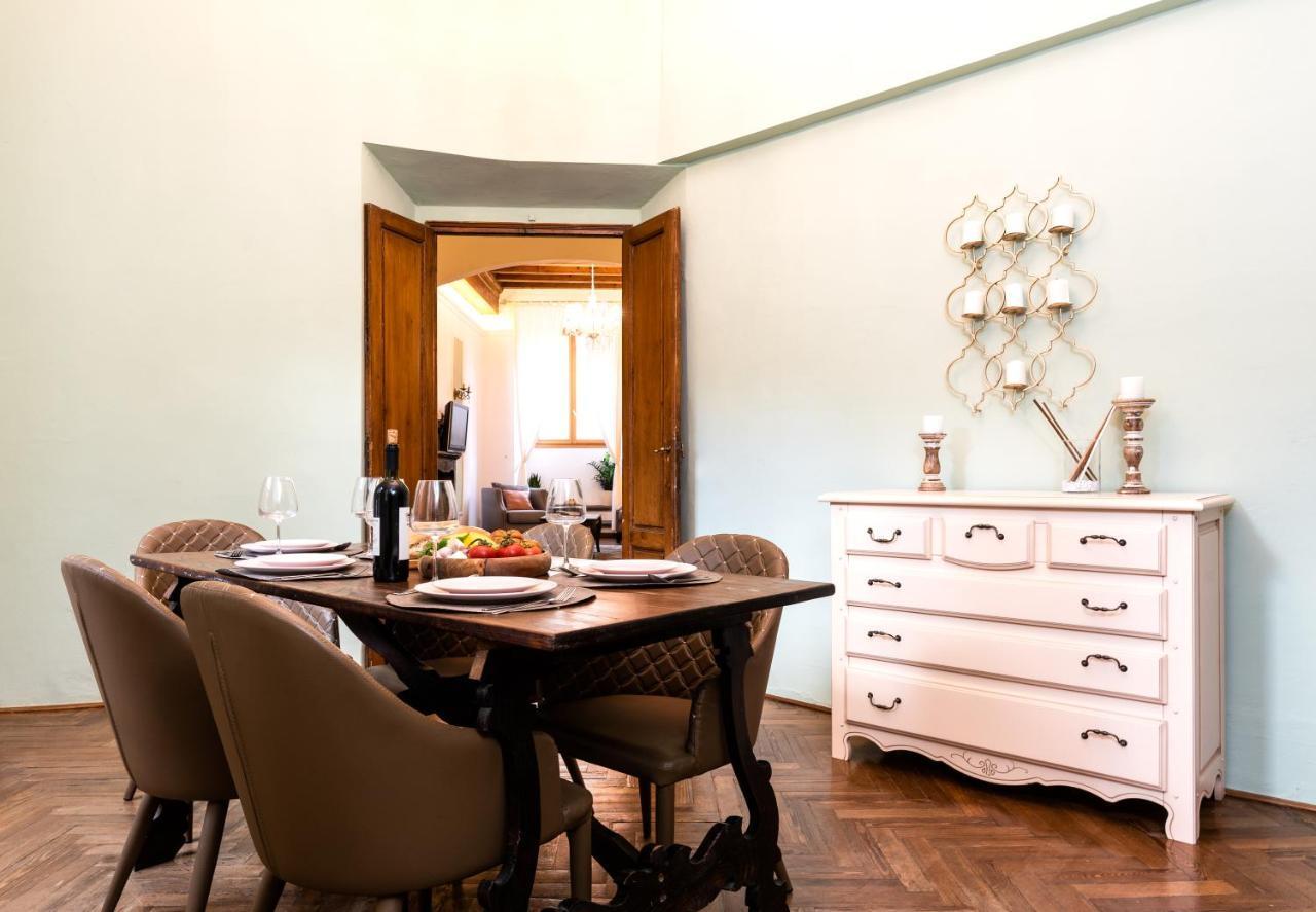 Historic Center Palace - Huge 4 Bedrooms Santa Croce Apartment - By LikehomeΦλωρεντία Εξωτερικό φωτογραφία
